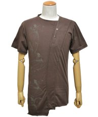 画像1: PSYLO メンズ・半袖カットソー「Slanted Tee / モカブラウン」 (1)