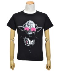 画像1: ユニセックス・Tシャツ「DJ Yoda / ブラック×ピンク」Sサイズ (1)