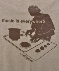 画像4: メンズ・Tシャツ「Music is Everywhere  / ベージュ」 (4)