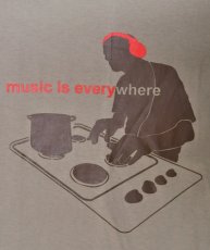 画像2: メンズ・Tシャツ「Music is Everywhere  / ベージュ」 (2)