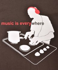 画像2: メンズ・Tシャツ「Music is Everywhere  / ブラウン」 (2)