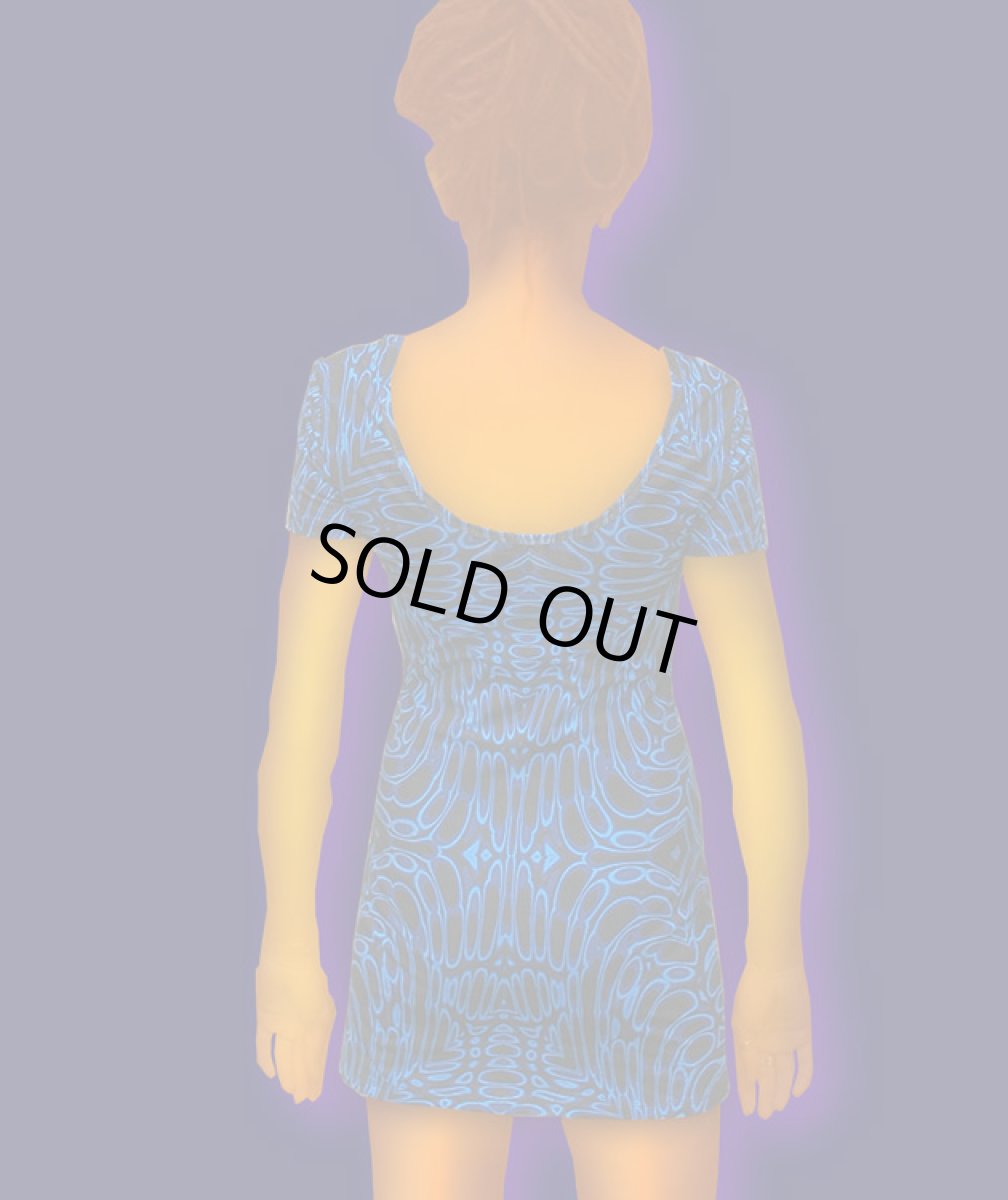 画像2: SPACE TRIBEレディース・半袖ワンピース「Midnite Reptoid」 (2)