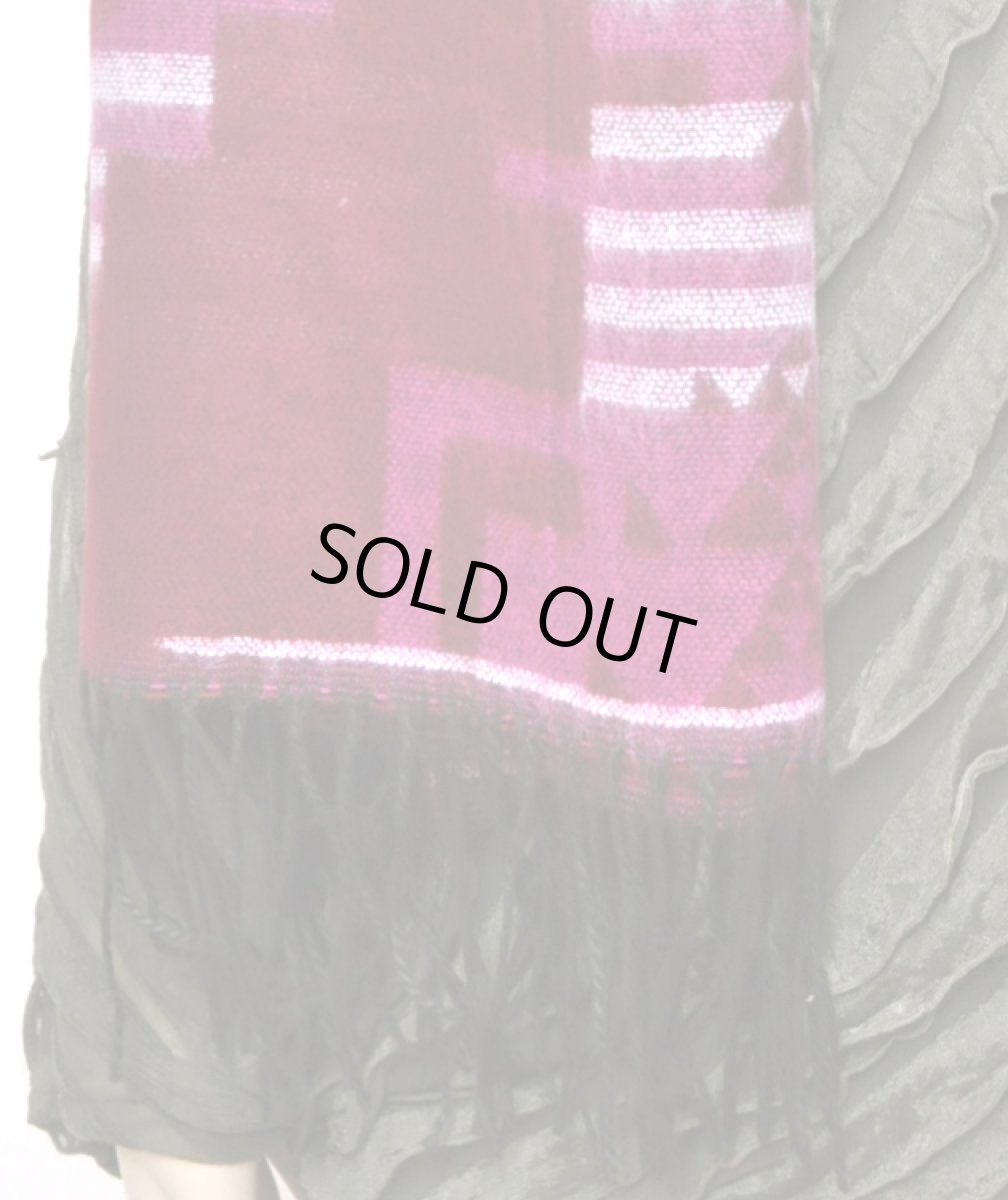 画像2: ネイティブ柄・ボリュームマフラーストール／ピンク×レッド (2)