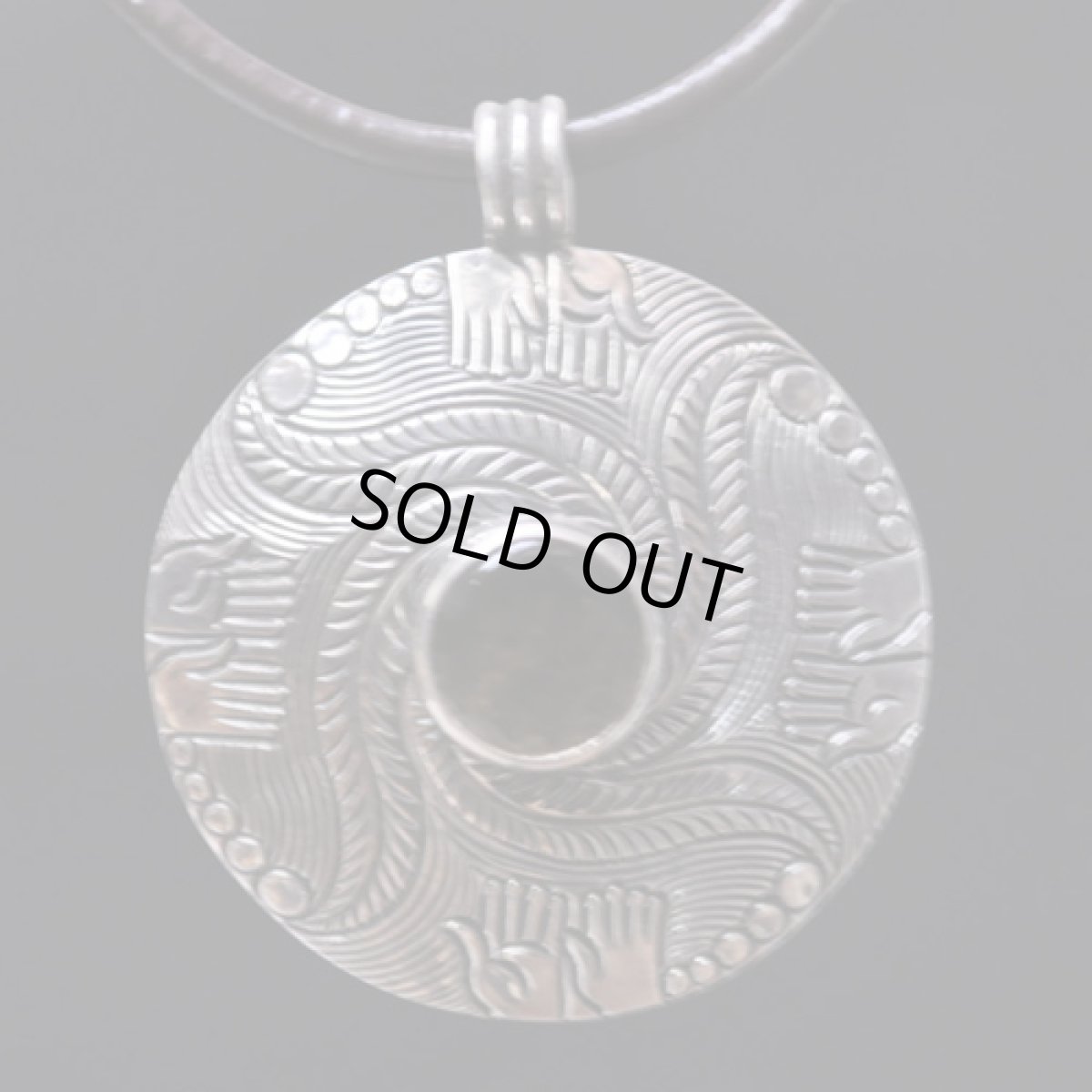 画像2: SHANTI RIOT ペンダントヘッド(革ひも付き)/モルダバイト手のひらまんだらP (2)