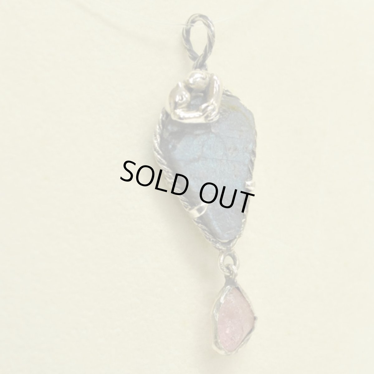 画像2: SHANTI RIOT ペンダントヘッド/ラブラドライト原石+ピンクトルマリン原石+そばにいるよ(ヒトモチーフ) (2)