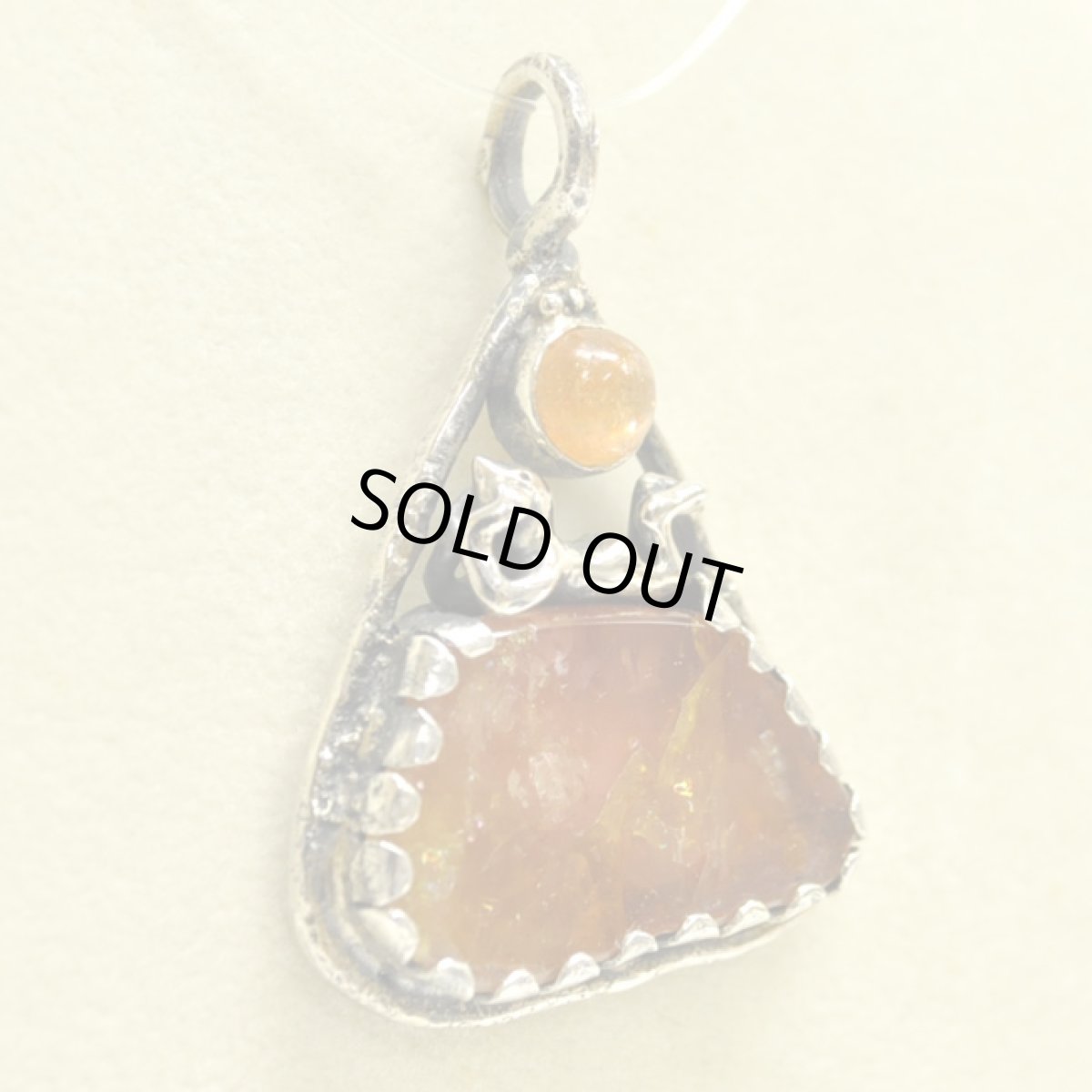 画像2: SHANTI RIOT ペンダントヘッド／トルマリン原石＋サンストーン(小)＋上を見上げて(ヒトモチーフ) (2)