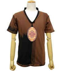画像1: PUMAYANA メンズ・Vネック半袖Tシャツ「Selvayana / ブラウン×ブラック」 (1)