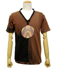 画像1: PUMAYANA メンズ・Vネック半袖Tシャツ「Shiva Powa / ブラウン×ブラック」 (1)