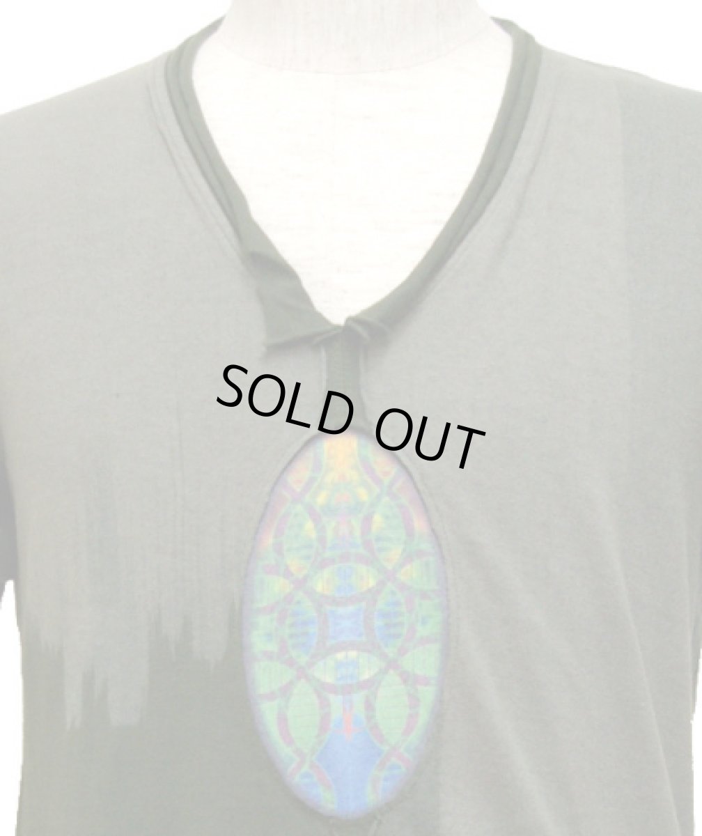 画像2: PUMAYANA メンズ・Vネック半袖Tシャツ/グレー×グリーン (2)