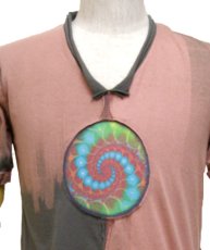 画像2: PUMAYANA メンズ・Vネック半袖Tシャツ「Yage/ピンク×グレー」 (2)