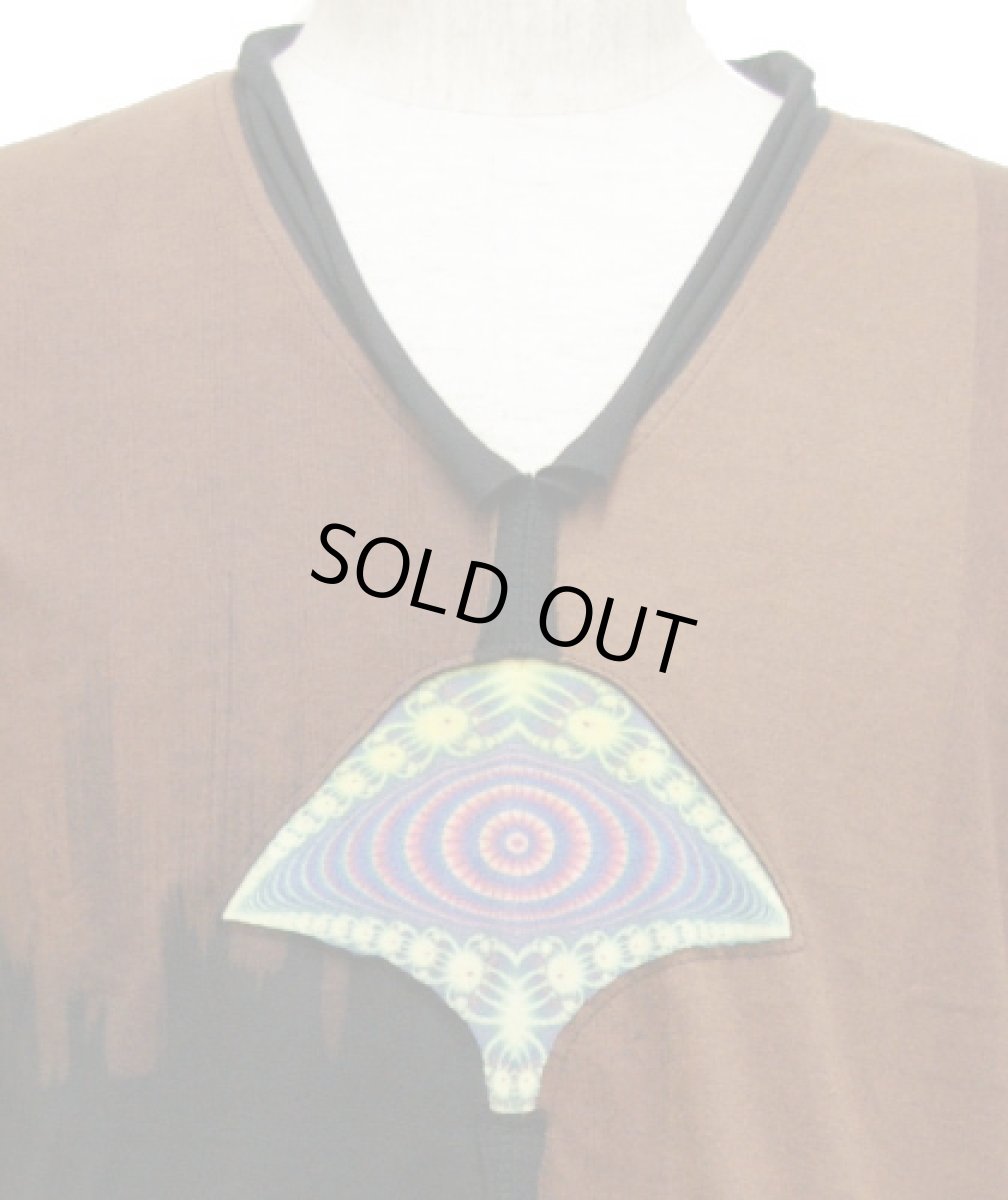 画像2: PUMAYANA メンズ・Vネック半袖Tシャツ「Mescaline/ブラウン×ブラック」 (2)