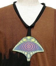 画像2: PUMAYANA メンズ・Vネック半袖Tシャツ「Mescaline/ブラウン×ブラック」 (2)