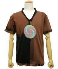 画像1: PUMAYANA メンズ・Vネック半袖Tシャツ「Yage/ブラウン×ブラック」 (1)
