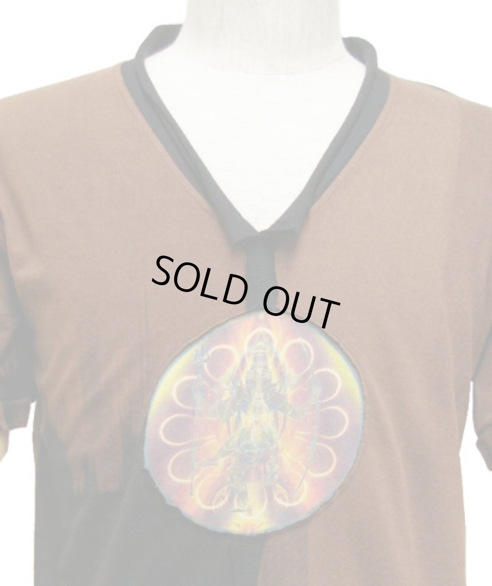 画像2: PUMAYANA メンズ・Vネック半袖Tシャツ「Shiva Powa / ブラウン×ブラック」 (2)