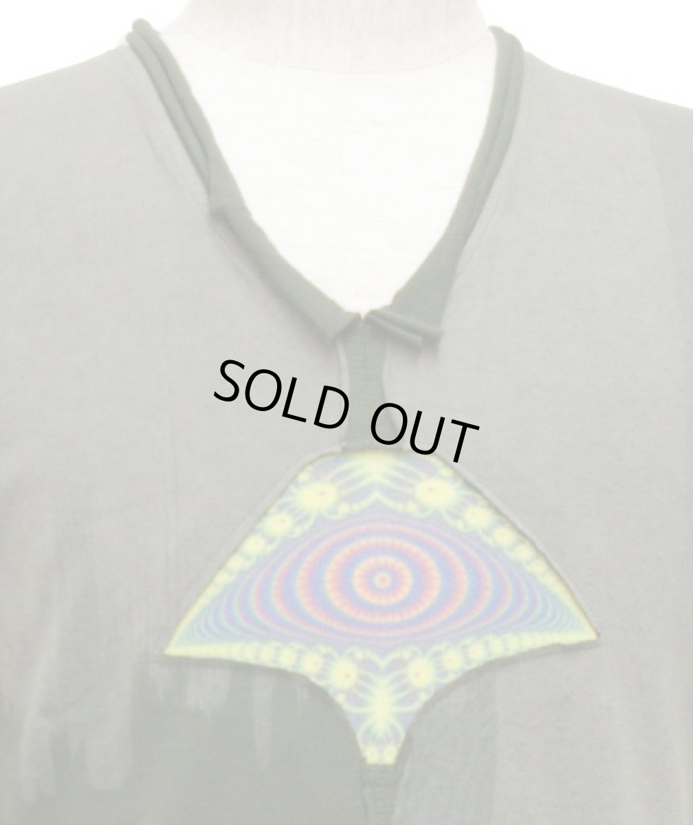 画像2: PUMAYANA メンズ・Vネック半袖Tシャツ「Mescaline/グレー×グリーン」 (2)