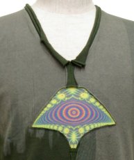 画像2: PUMAYANA メンズ・Vネック半袖Tシャツ「Mescaline/グレー×グリーン」 (2)