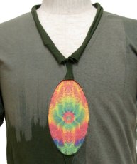 画像2: PUMAYANA メンズ・Vネック半袖Tシャツ / グレー×グリーン (2)
