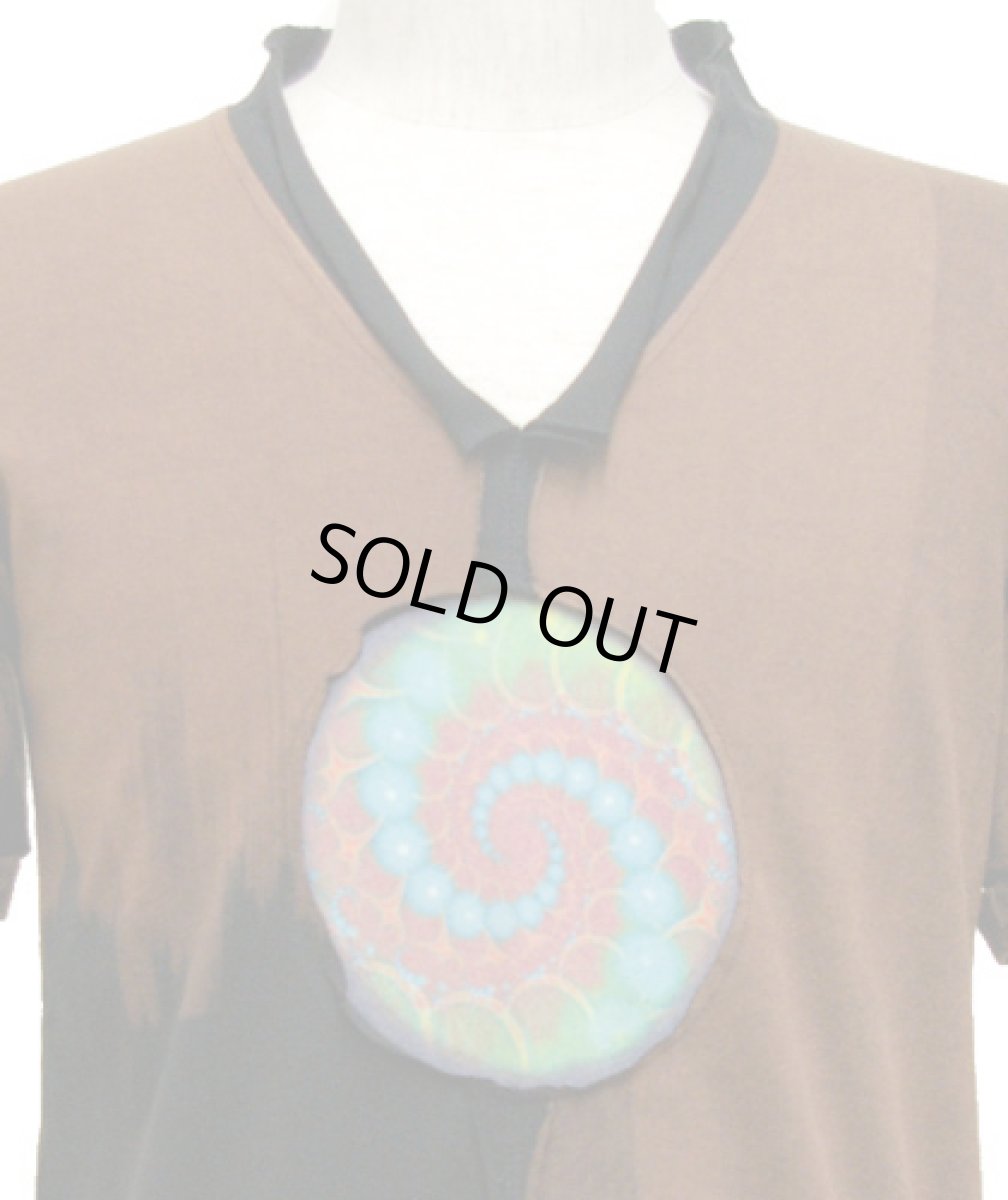 画像2: PUMAYANA メンズ・Vネック半袖Tシャツ「Yage/ブラウン×ブラック」 (2)