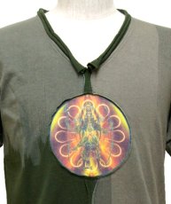 画像2: PUMAYANA メンズ・Vネック半袖Tシャツ「Shiva Powa / グレー×グリーン」 (2)