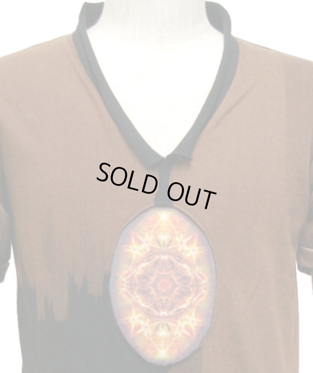 画像2: PUMAYANA メンズ・Vネック半袖Tシャツ「Selvayana / ブラウン×ブラック」 (2)