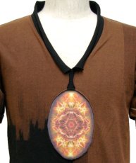 画像2: PUMAYANA メンズ・Vネック半袖Tシャツ「Selvayana / ブラウン×ブラック」 (2)