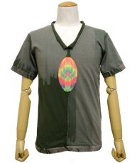 画像1: PUMAYANA メンズ・Vネック半袖Tシャツ / グレー×グリーン (1)