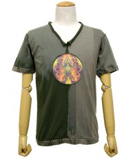 画像1: PUMAYANA メンズ・Vネック半袖Tシャツ「Shiva Powa / グレー×グリーン」 (1)